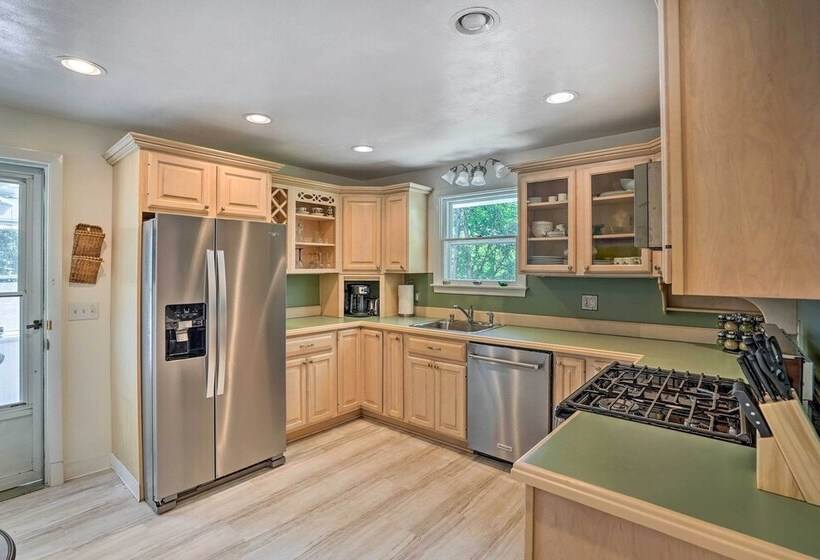 Stockbridge Home: Walk To Town Beach!