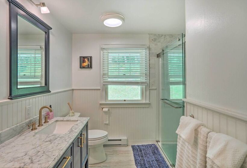 Stockbridge Home: Walk To Town Beach!