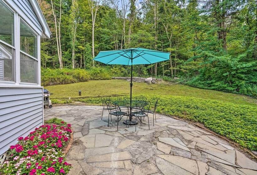 Stockbridge Home: Walk To Town Beach!