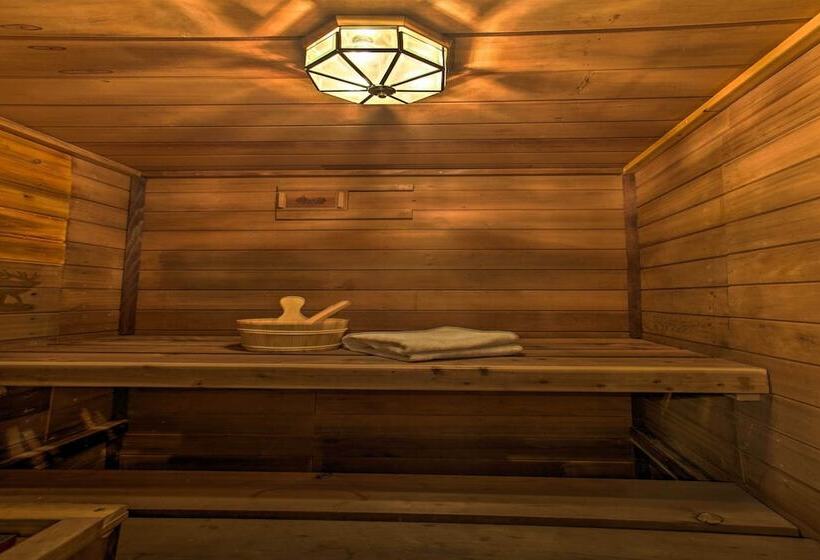 Stunning Evergreen Chalet W/ Private Hot Tub!