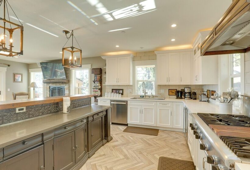 Stunning Luxury Home W/ Lake Tahoe Views & Hot Tub