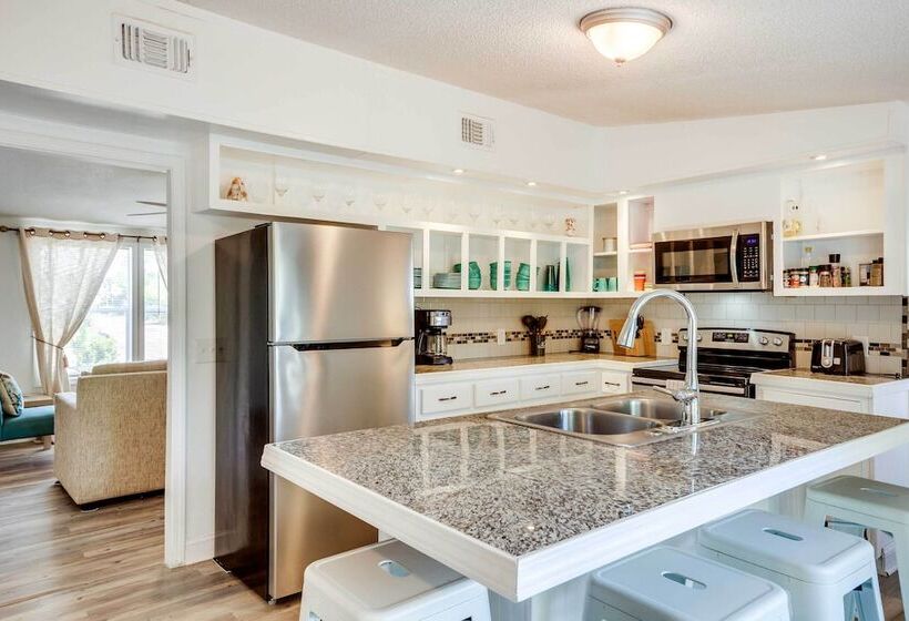 Stunning Pensacola Home, 8 Mi To Downtown!