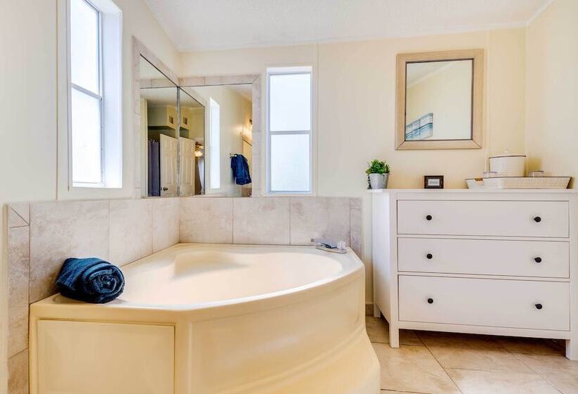 Stunning Pensacola Home, 8 Mi To Downtown!