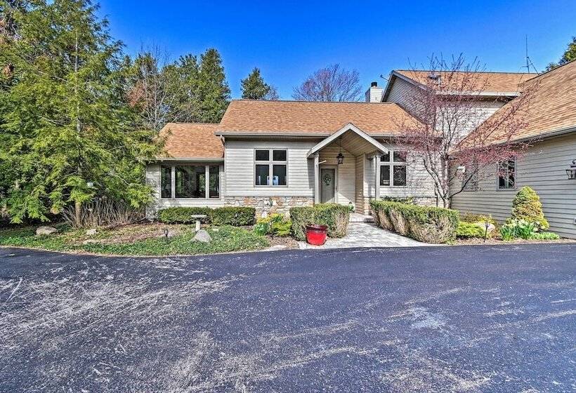 Sturgeon Bay Hideaway W/ Direct Water Access!