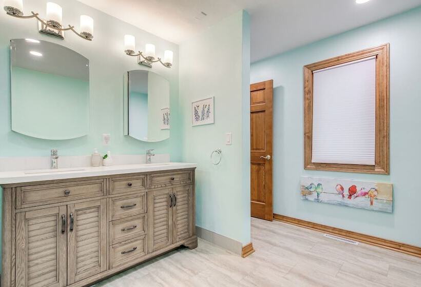 Sturgeon Bay Hideaway W/ Direct Water Access!