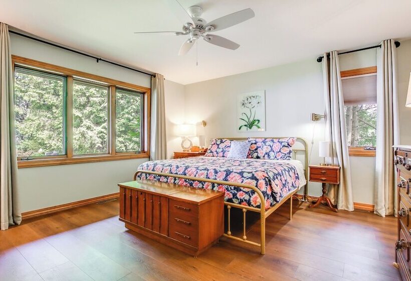 Sturgeon Bay Hideaway W/ Direct Water Access!