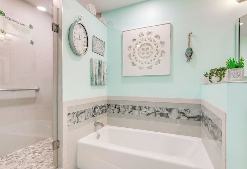 Sturgeon Bay Hideaway W/ Direct Water Access!