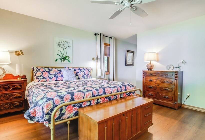 Sturgeon Bay Hideaway W/ Direct Water Access!