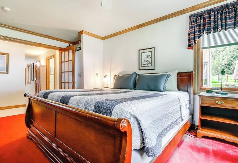 Sturgeon Bay Hideaway W/ Direct Water Access!