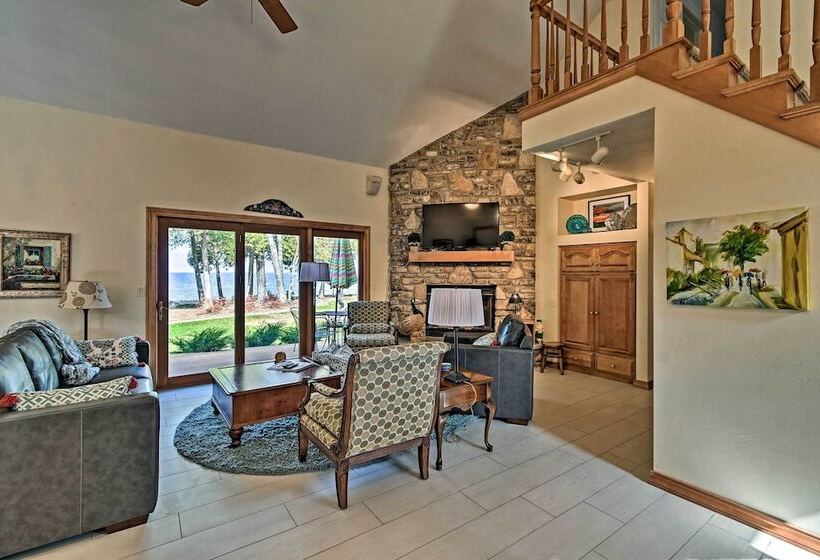 Sturgeon Bay Hideaway W/ Direct Water Access!