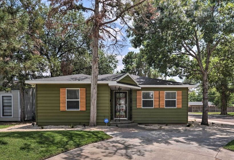 Stylish Home   Walk To Texas Tech University!
