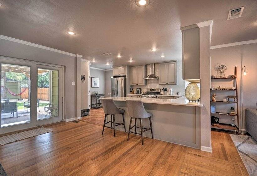 Stylish Home   Walk To Texas Tech University!