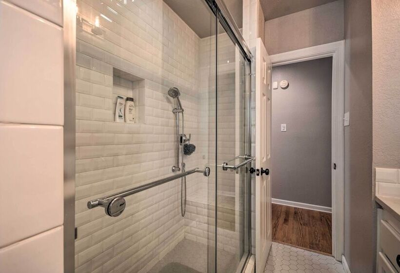 Stylish Home   Walk To Texas Tech University!