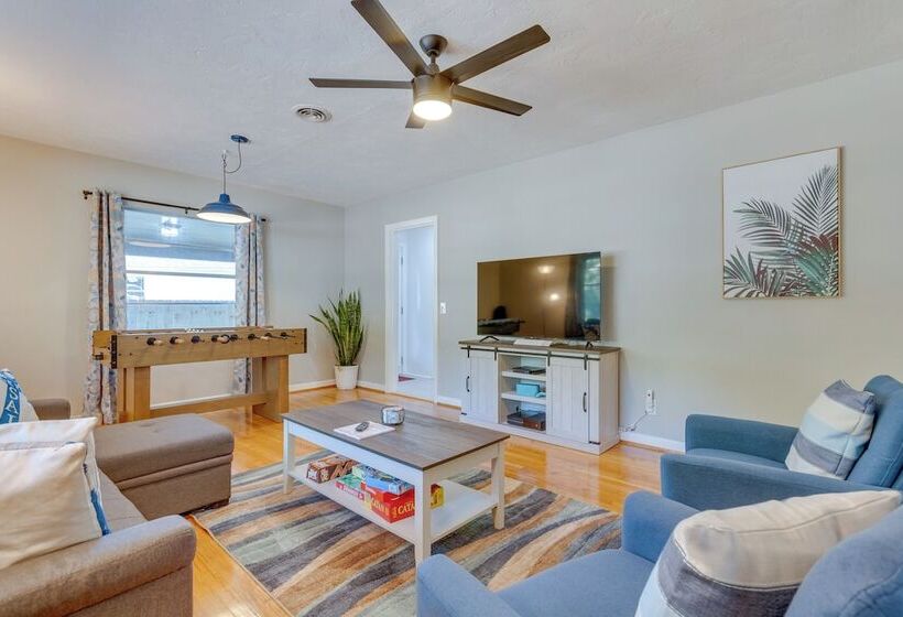 Stylish Pensacola Retreat W/ Patio & Grill!