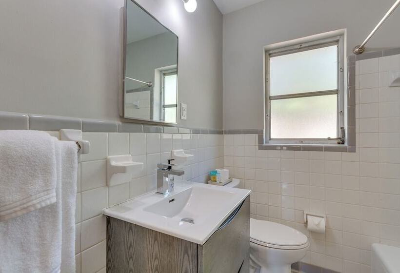 Stylish Pensacola Retreat W/ Patio & Grill!