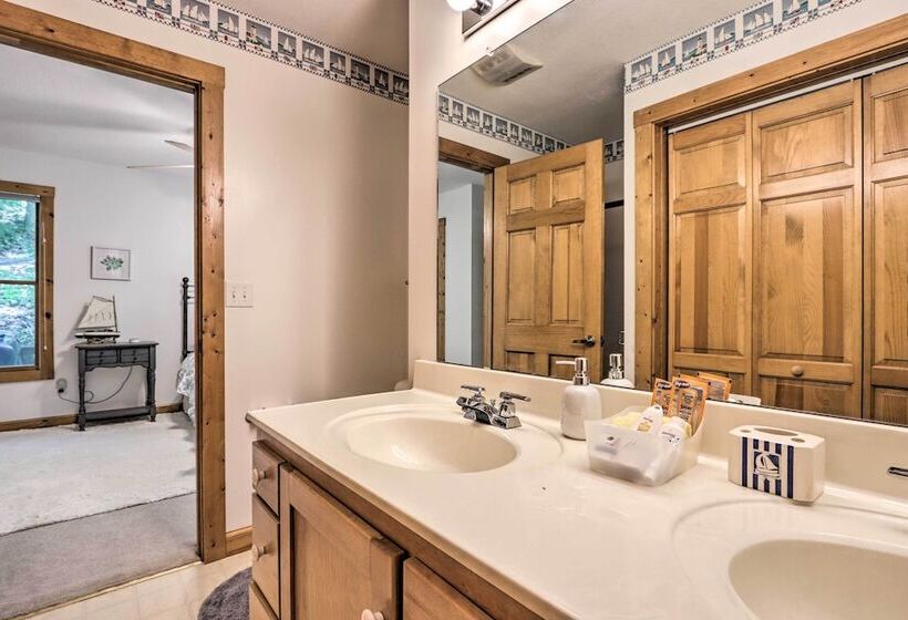 Sunny  Providence Cottage  Retreat W/ Dock, Kayaks