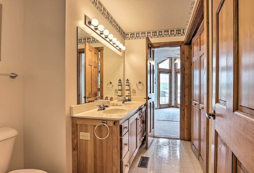 Sunny  Providence Cottage  Retreat W/ Dock, Kayaks