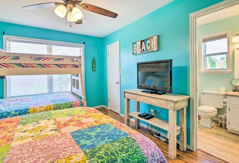 Sunny South Padre Home   Steps To The Beach!