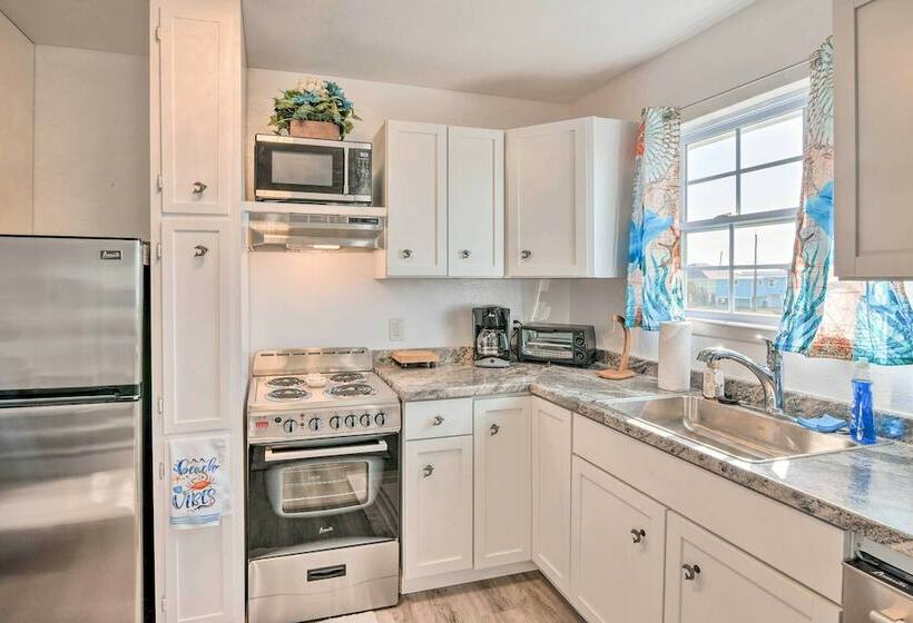 Surfside Escape W/ Deck ~ 1 Block To Beach!