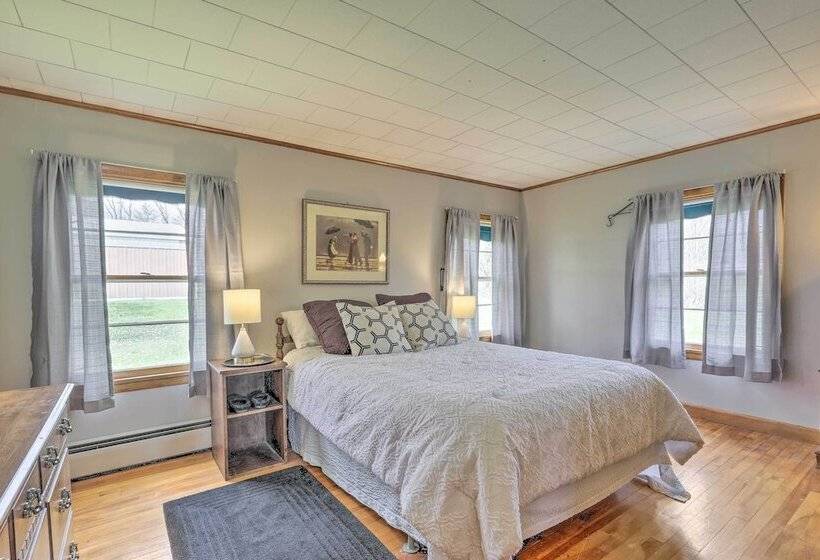 Tasteful Country Home On 5 Acres ~ 3 Mi To Lake!