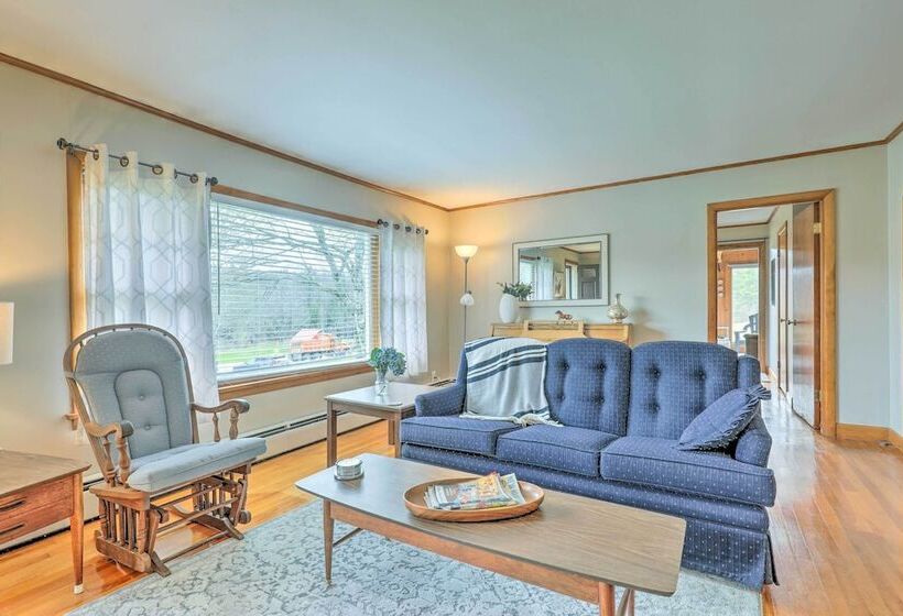 Tasteful Country Home On 5 Acres ~ 3 Mi To Lake!