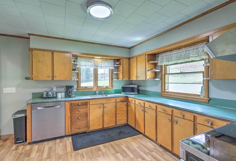 Tasteful Country Home On 5 Acres ~ 3 Mi To Lake!