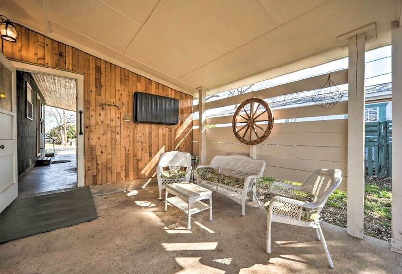 The Blue Tub  In Downtown Fredericksburg!