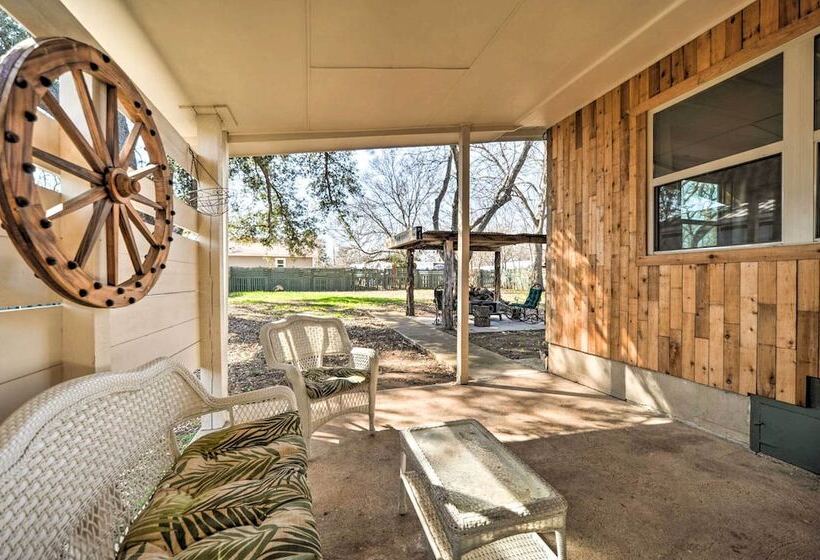 The Blue Tub  In Downtown Fredericksburg!