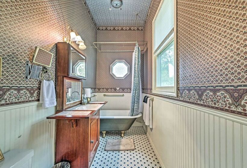 The Lilly House: Historic Glen Rose Home W/ Porch!