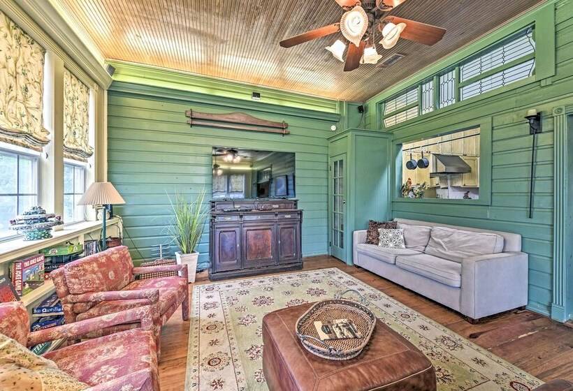 The Lilly House: Historic Glen Rose Home W/ Porch!