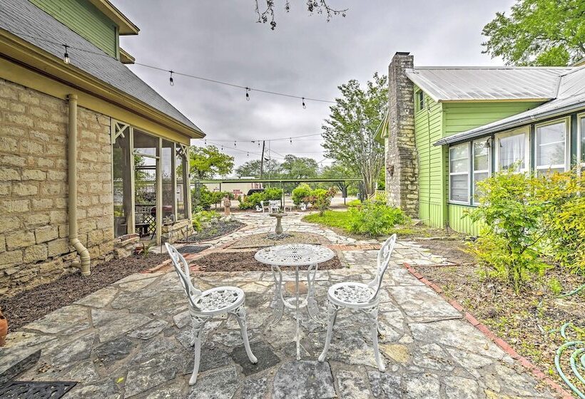 The Lilly House: Historic Glen Rose Home W/ Porch!