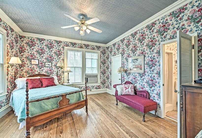 The Lilly House: Historic Glen Rose Home W/ Porch!