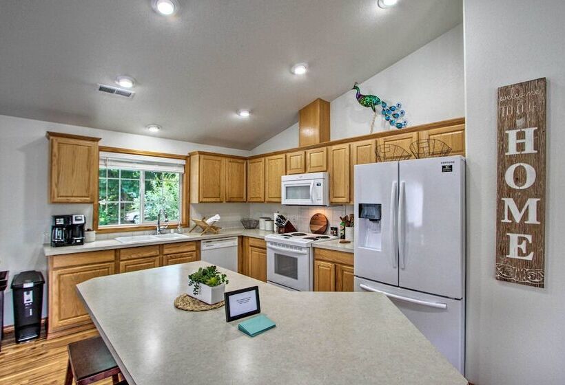 The Peacock House    Waterfront Home W/ Hot Tub!