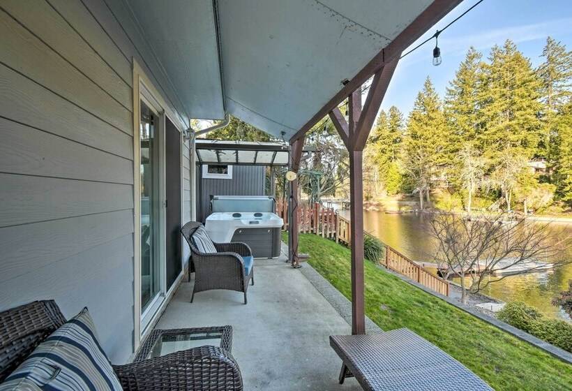 The Peacock House    Waterfront Home W/ Hot Tub!