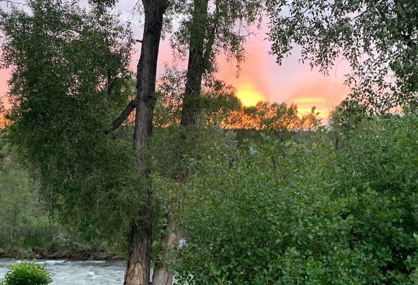 The River Home  Cabin W/ Yard: Near Wolf Creek!