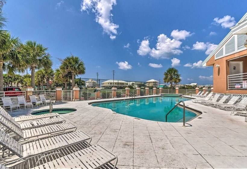 The  Summer Breeze  Retreat   Near Navarre Beach!