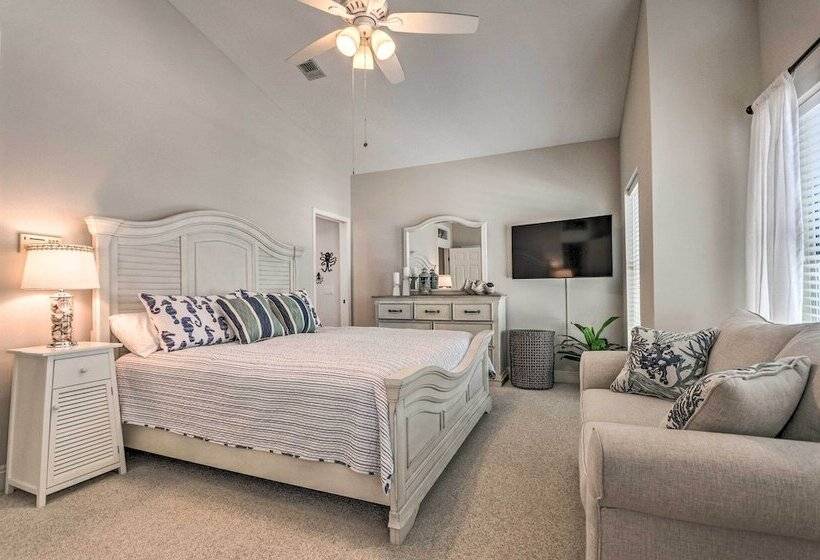 The  Summer Breeze  Retreat   Near Navarre Beach!