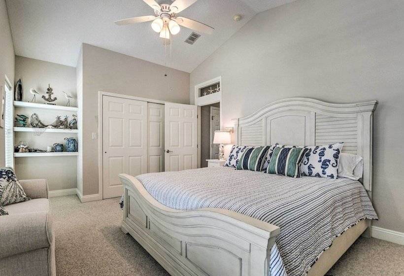 The  Summer Breeze  Retreat   Near Navarre Beach!