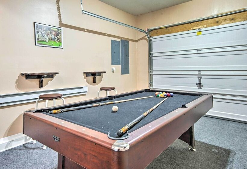 Jacuzzi & Resort Amenities: Tobyhanna Family Home!