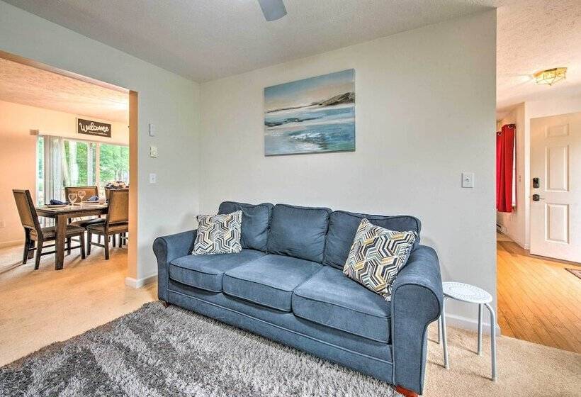 Jacuzzi & Resort Amenities: Tobyhanna Family Home!