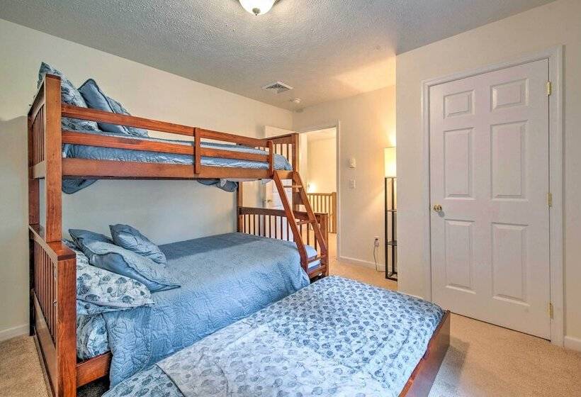 Jacuzzi & Resort Amenities: Tobyhanna Family Home!