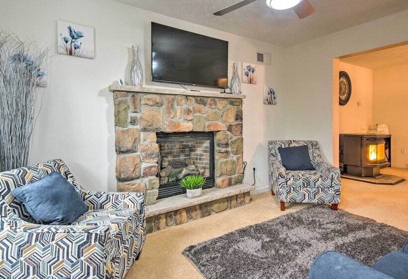 Jacuzzi & Resort Amenities: Tobyhanna Family Home!