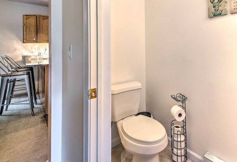 Jacuzzi & Resort Amenities: Tobyhanna Family Home!