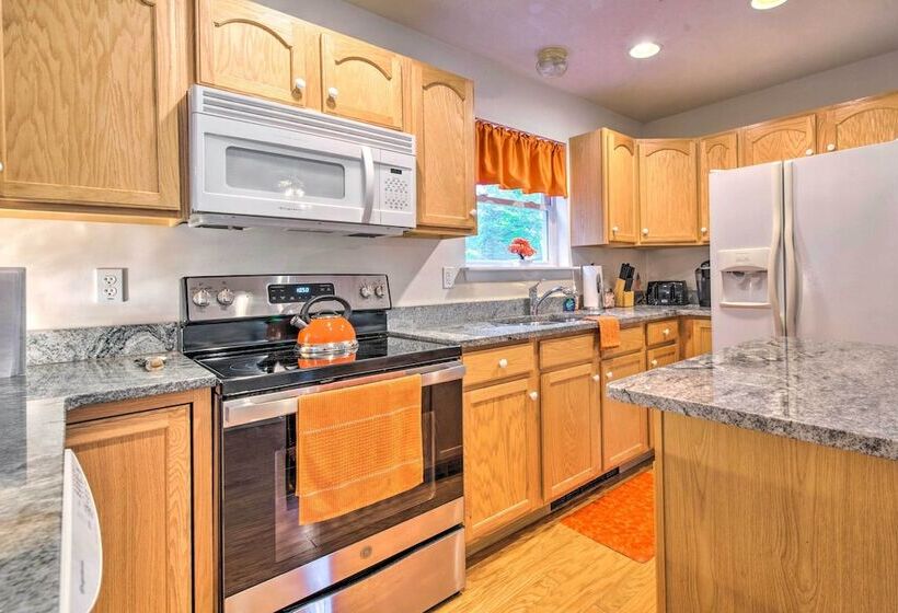 Jacuzzi & Resort Amenities: Tobyhanna Family Home!