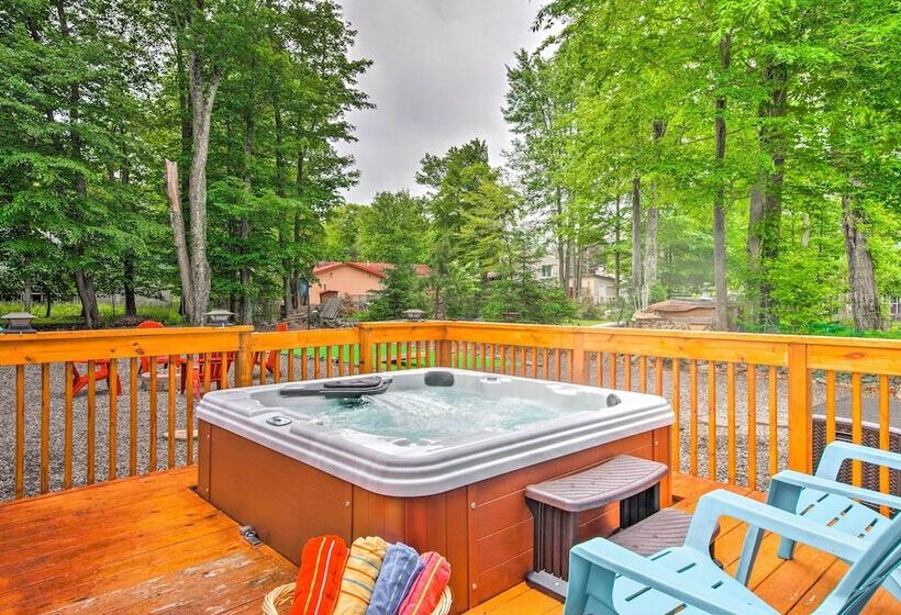 Jacuzzi & Resort Amenities: Tobyhanna Family Home!