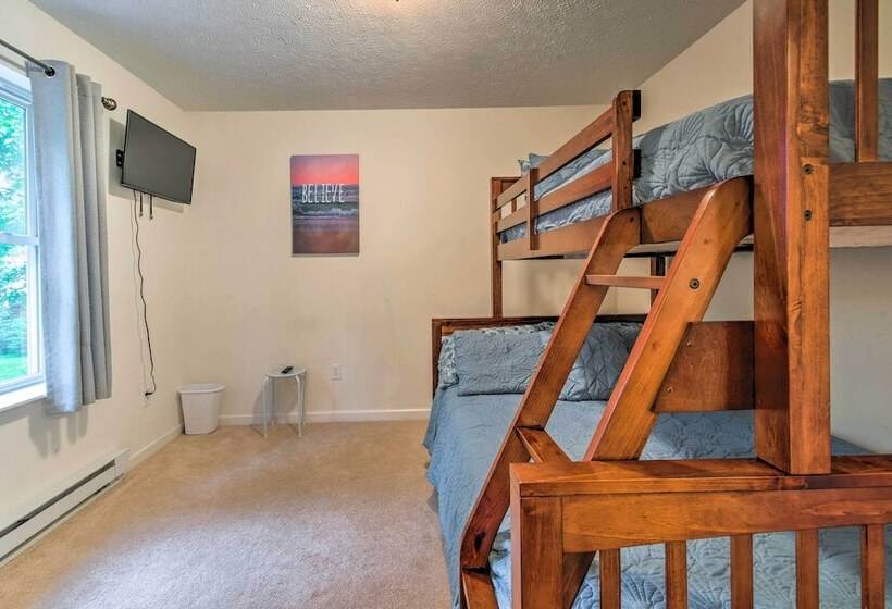 Jacuzzi & Resort Amenities: Tobyhanna Family Home!