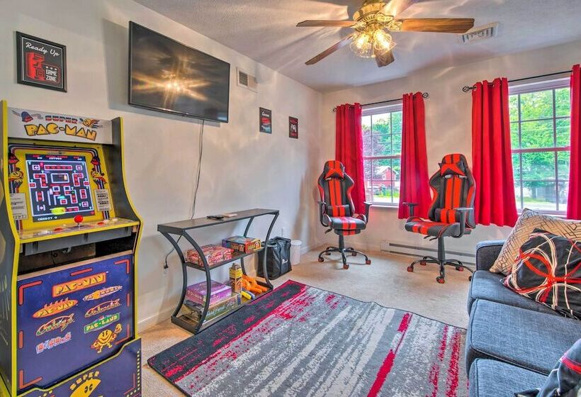 Jacuzzi & Resort Amenities: Tobyhanna Family Home!