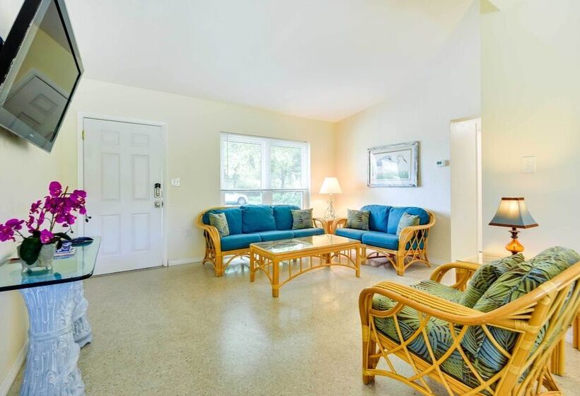 Uncle Louie S Gulf Coast Retreat W/ Outdoor Oasis!