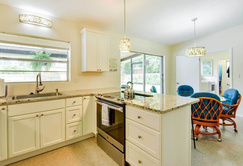 Uncle Louie S Gulf Coast Retreat W/ Outdoor Oasis!