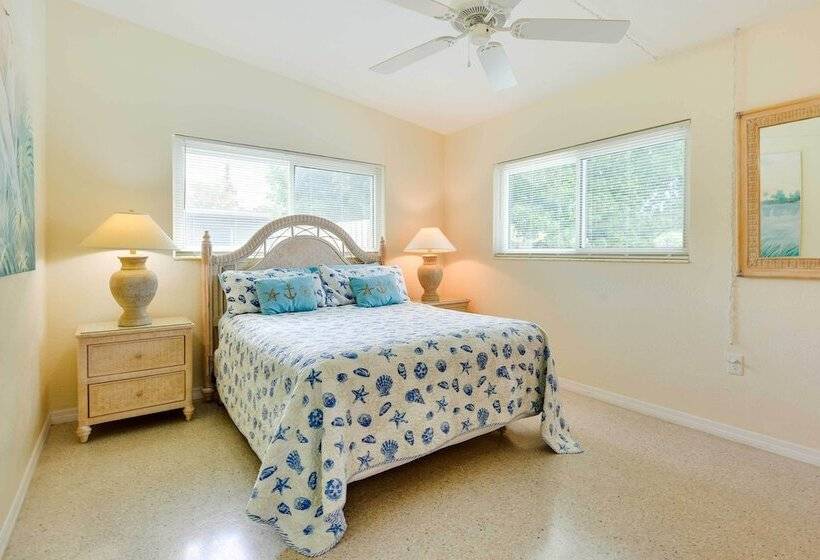 Uncle Louie S Gulf Coast Retreat W/ Outdoor Oasis!